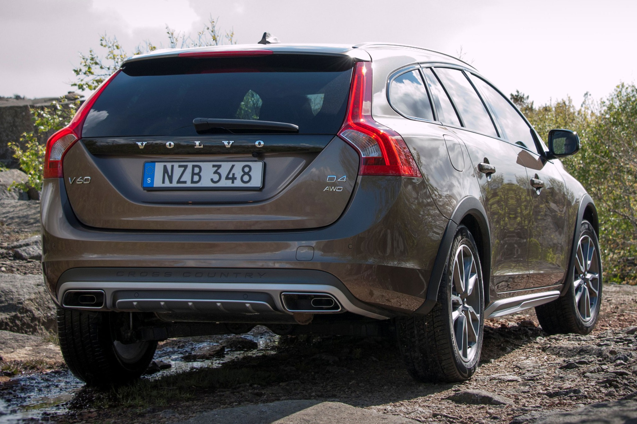 2016 Volvo V60 Cross Country VINs, Configurations, MSRP & Specs ...